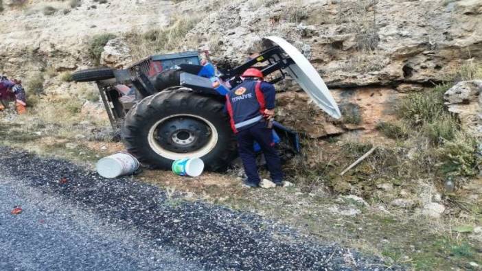 Mardin’de traktör kayalara çarptı