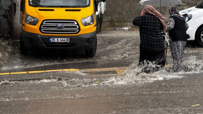 İzmir'de kuvvetli sağanak yağış hayatı felç etti!