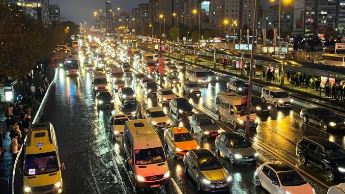 İstanbul'da haftanın son gününde trafik yüzde 90'a ulaştı