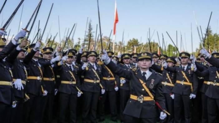 Teğmenlere tebligatlar gitmeye başladı. 'Mustafa Kemal'in askerleriyiz' sloganı atmışlardı