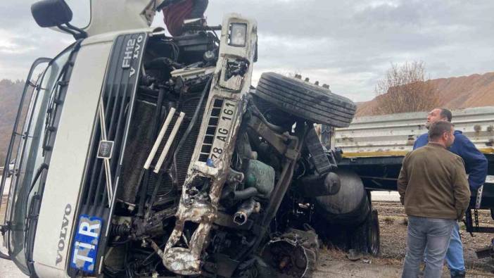 Karabük'te korkunç kaza! Su kanalına giren tır devrildi: 1 yaralı