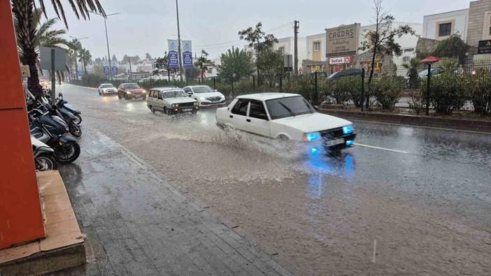 Bodrum’da sağanak yağış etkili oldu