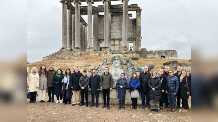 AB büyükelçileri, Çavdarhisar Aizanoi Antik Kenti’ni gezdi