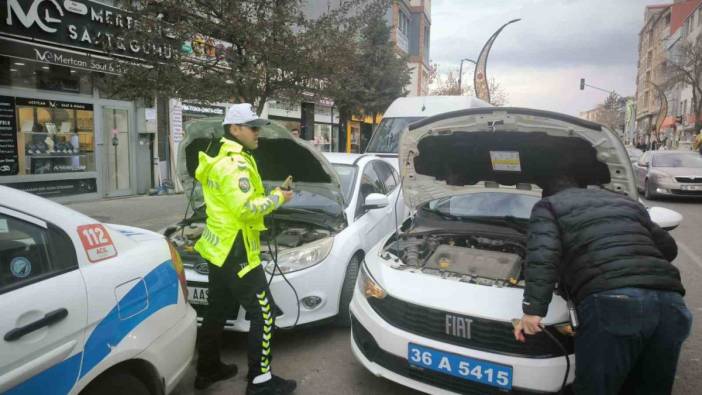 Kars’ta trafik polisleri soğukta mahsur kalan aileye yardım etti