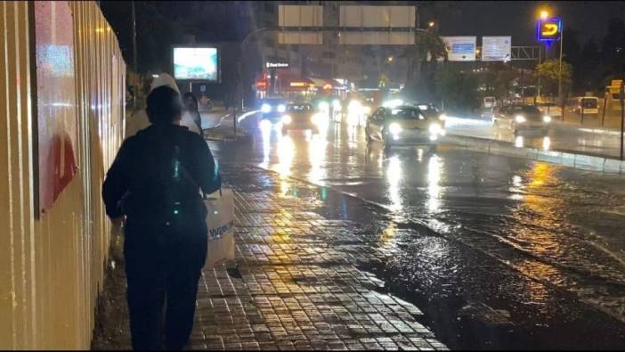 Antalya’da aniden bastıran sağanak vatandaşları zor durumda bıraktı