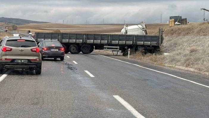 Yolu boydan boya kapladı: Trafik kapandı