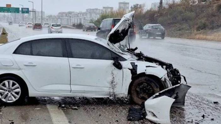 Mersin'de bariyere çarpan otomobildeki 4 kişi yaralandı