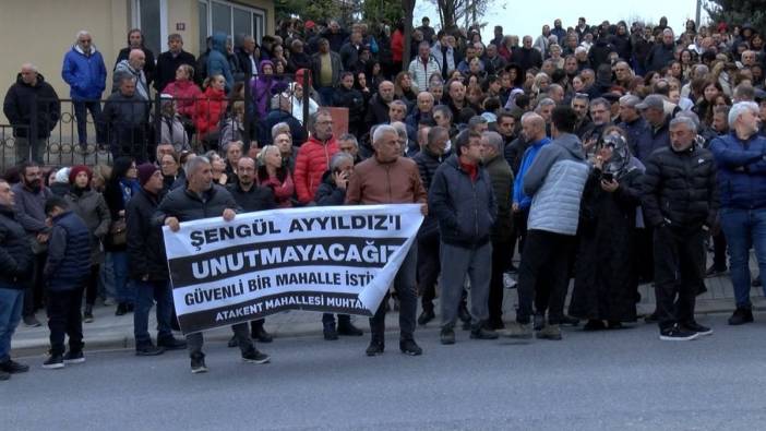 Küçükçekmece'de kazada hayatını kaybeden hemşirenin yakınları olay yerine karanfil bıraktı