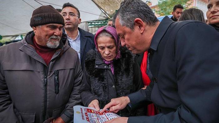 Özgür Özel'den pazar ziyareti: Önlüğünü giydi, lahana sattı