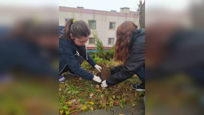 Düzce'de öğrencilerden anlamlı fidan dikimi