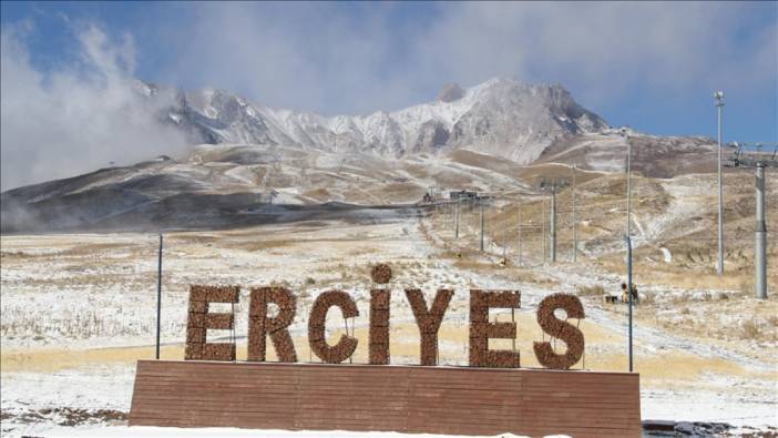 Erciyes Kayak Merkezi'ne kar yağdı