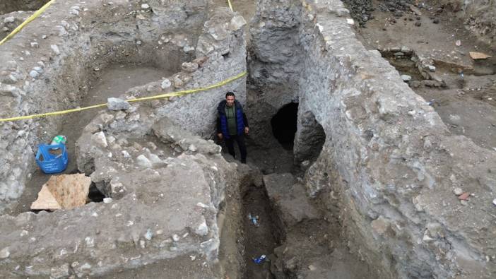 Depremin yıktığı evin 5 metre altında bulundu. Görenin ağzı açık kaldı