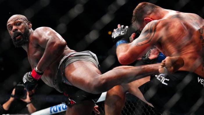 Jon Jones ağır sıklet unvanını korudu