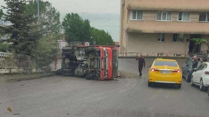 Zonguldak'da kontrolden çıkan nakliye kamyonu yan döndü