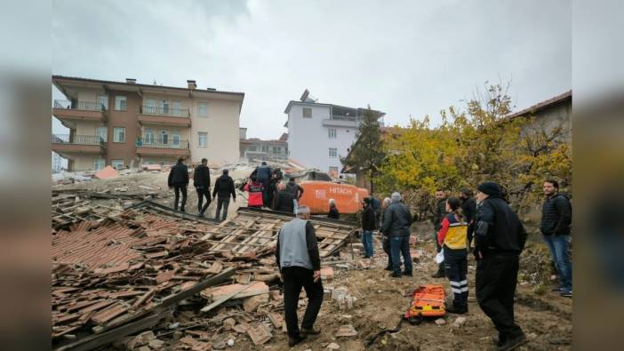 Malatya'da yıkım sırasında enkaza gömülen operatör kurtarıldı