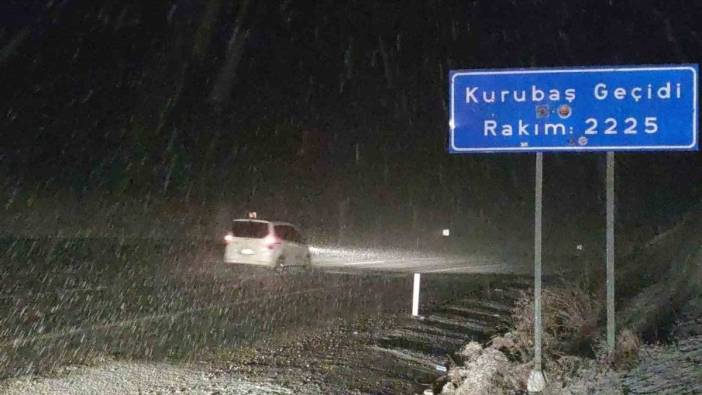 Van'da kar yağışı ulaşımı zorlaştırdı