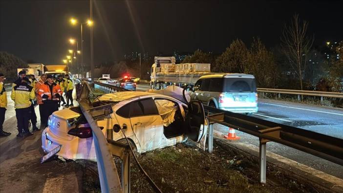 Anadolu Otoyolu'nda feci kaza! Otomobil 2 bariyer arasına sıkıştı