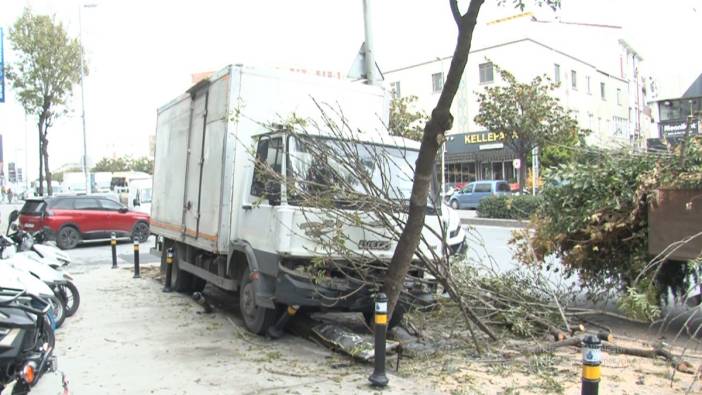 Esenyurt’ta freni boşalan kamyonet ağaca çarparak durdu