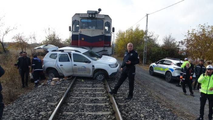 Malatya’da hemzenin geçitte kaza: Yük treni otomobile çarptı: 2 yaralı