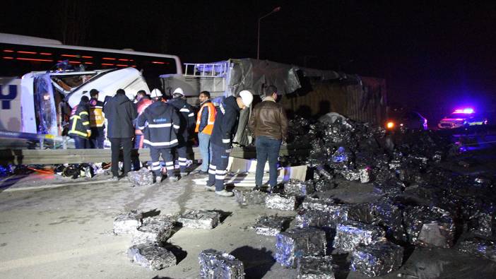 Amasya’da devrilen tır sürücüsü kurtarıldı