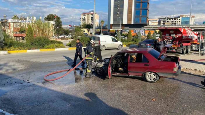 Antalya’da alev alan otomobil kullanılmaz hale geldi