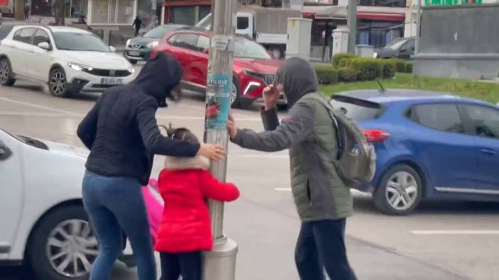 Bursa'da fırtına insanları adeta uçurdu. Kadınlar ve çocuklar zor anlar yaşadı