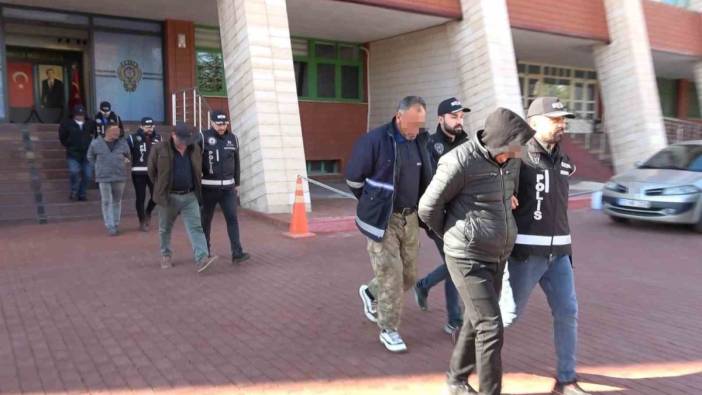 Isparta’da belediyeye ait yeleklerle kaçak kazı yapanlar tutuklandı