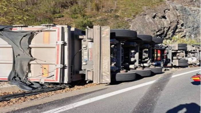 Ordu’da devrilen tırın altında kalan sürücü yaşamını yitirdi