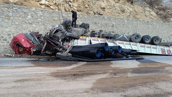 Gümüşhane’de boru yüklü TIR duvara çarparak devrildi