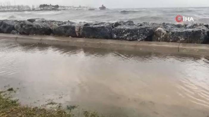 İstanbul Kadıköy’de dev dalgalar sahile taştı