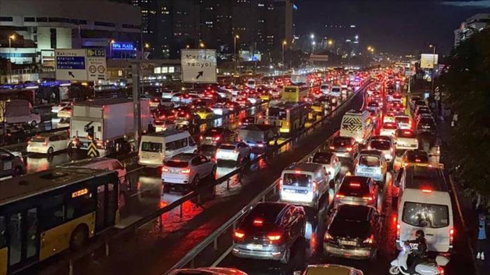 İstanbul'da trafik felç oldu. Önce şiddetli yağmur sonra Avrasya Tüneli'nde yangın