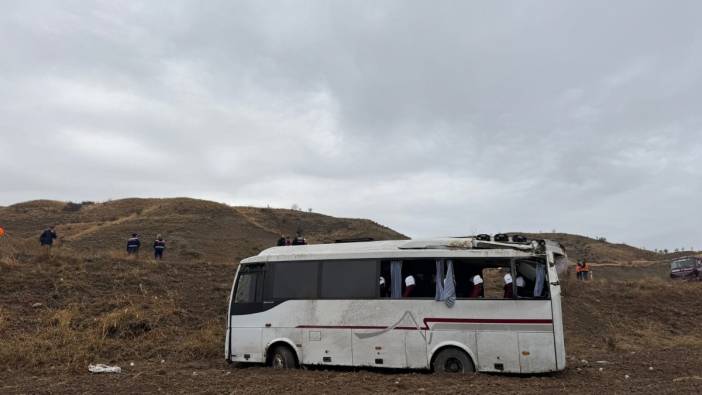 Çankırı'da cenazeye gidenlerin bulunduğu midibüs şarampole devrildi: 29 kişi yaralandı