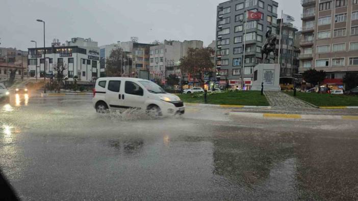 Balıkesir'de sağanak yağış hayatı zorlaştırdı