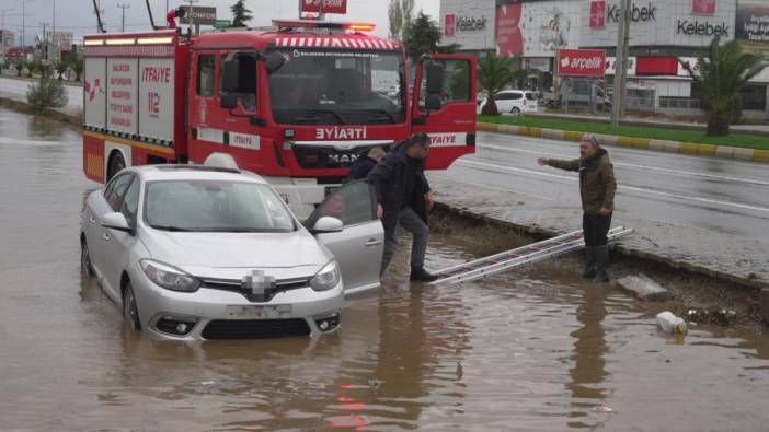 Balıkesir’de su baskınında mahsur kalan sürücüyü itfaiye kurtardı