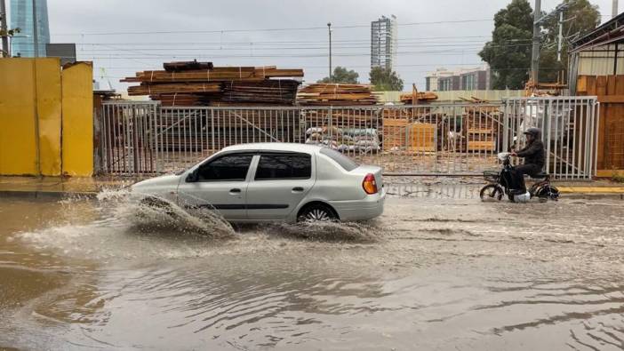 İzmir'de sağanak hayatı felç etti