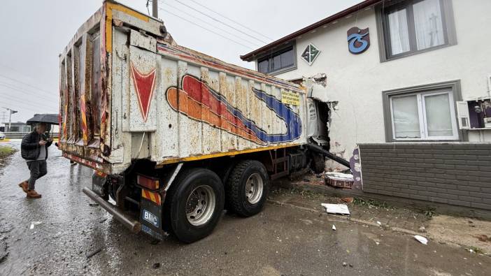 Sakarya Serdivan'da kamyon eve girdi