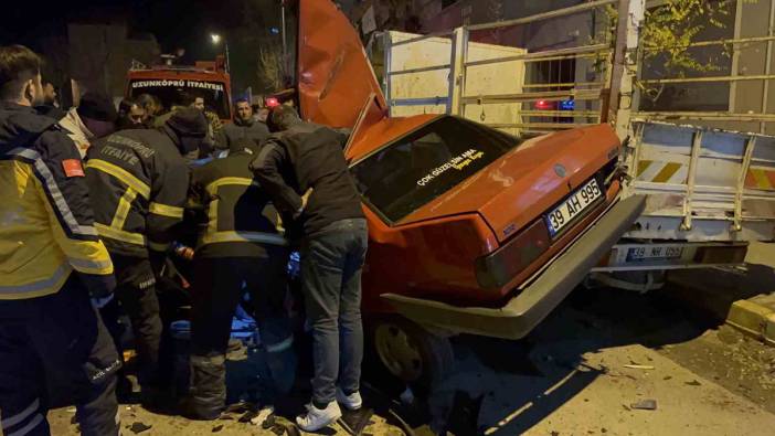 Edirne’de gece yarısı korkutan kaza: Sürücü sıkıştığı yerden güçlükle kurtarıldı