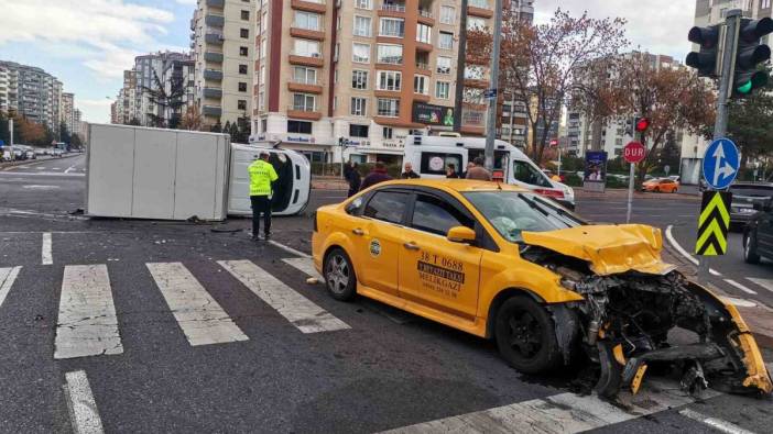 Ticari taksi ile çarpışan kamyonet devrildi: 6 yaralı var