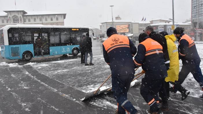 Sivas'ta kar yağışı: 35 yerleşim yeri yolu ulaşıma kapandı