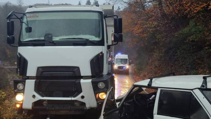 Sinop’ta feci kaza: Otomobil ile kamyon kafa kafaya çarpıştı: 1 yaralı