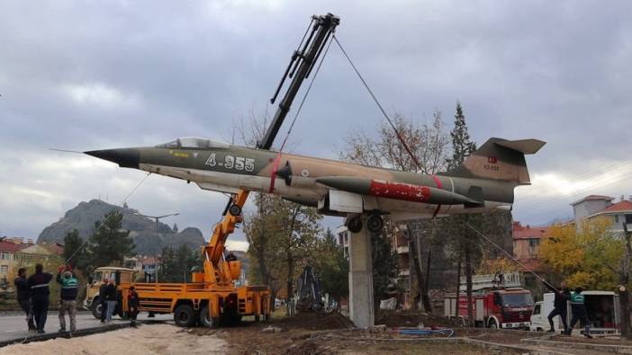 İlçenin simgesi haline gelen savaş uçağı taşındı