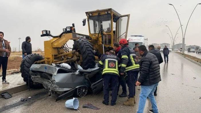 Otomobil, greyderin altına girdi: Bir kişi hayatını kaybetti