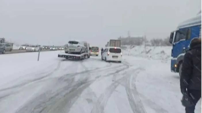 Elmadağ’da kar yağışı hayatı durma noktasına getirdi