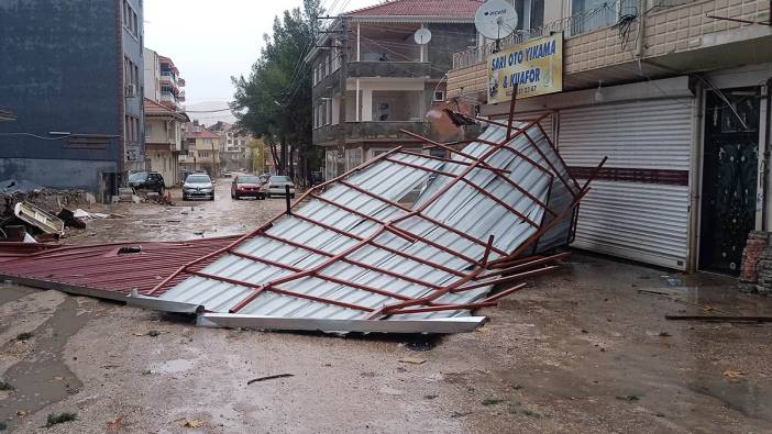 Adıyaman’da fırtına çatıları uçurdu