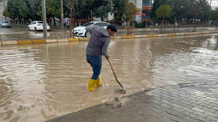 Adıyaman’da yağan yağmur mazgalları tıkadı