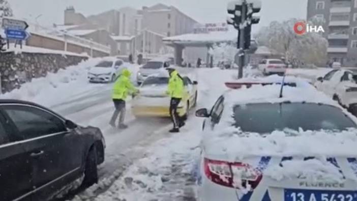 Bitlis'te kar vatandaşlara zor anlar yaşattı