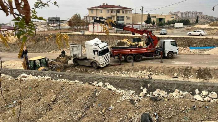 Yoldan çıkan tır trafiği kapattı