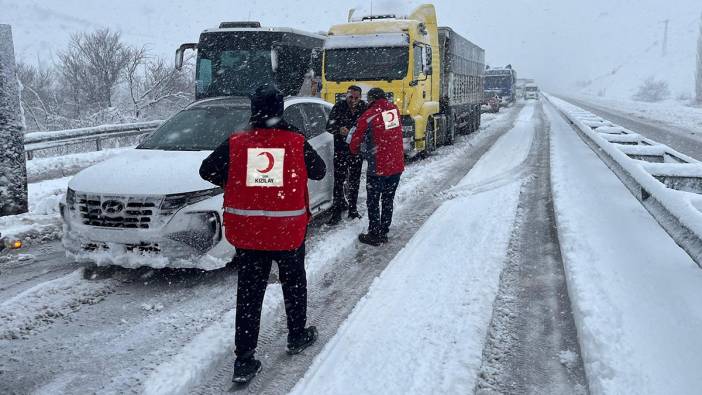 Kızılay, karda yollarda kalanlara yardım elini uzattı