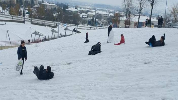 Kızakları leğen ve poşetler oldu