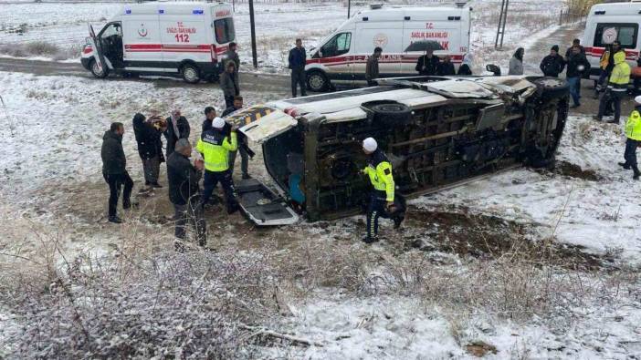 Muş’ta öğretmenleri taşıyan servis minibüsü devrildi: Sürücü ve 15 öğretmen yaralı